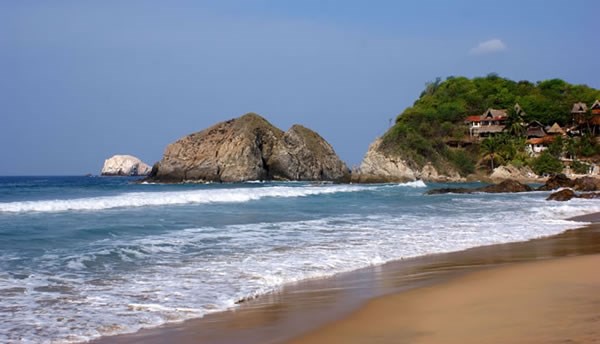 Bãi biển Playa Zipolite, MexicoTên của bãi biển có nghĩa là 'bãi biển của người chết' vì hàng năm đều có du khách tử nạn khi tắm biển. Tuy nhiên bãi biển vẫn là địa điểm thu hút lượng lớn khách du lịch.